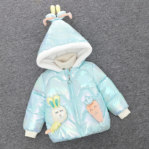 Moodne laste talvejope, mille kapuutsil on plüüselement