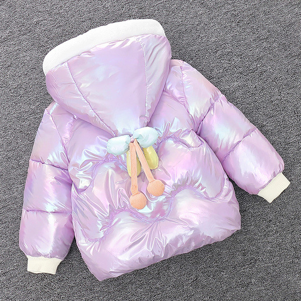 Moodne laste talvejope, mille kapuutsil on plüüselement