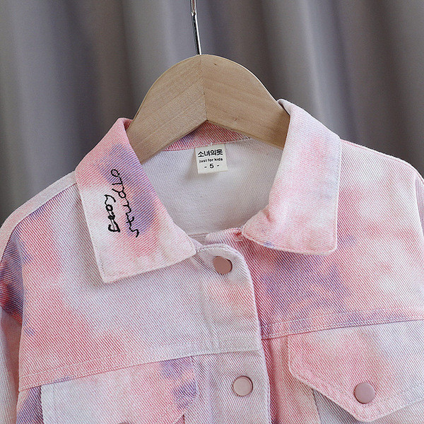 Klassikalise krae ja nööpidega värviline laste jope