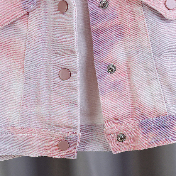 Klassikalise krae ja nööpidega värviline laste jope