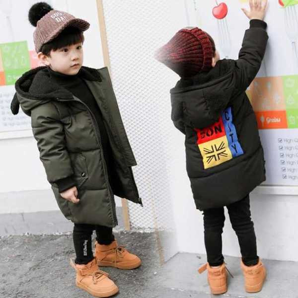 Poiste talvejope värvilise aplikatsiooniga seljal