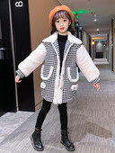 Laste ruuduline mantel must-valge ja udusulgedega