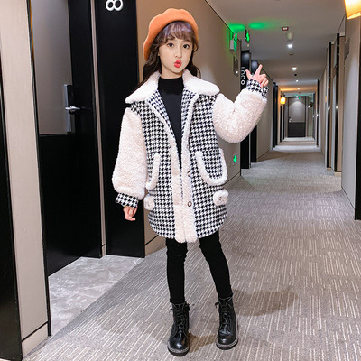 Laste ruuduline mantel must-valge ja udusulgedega