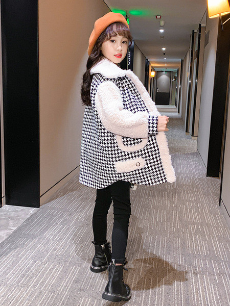 Laste ruuduline mantel must-valge ja udusulgedega