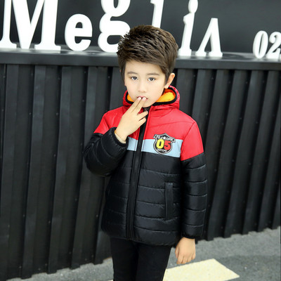 Kapuutsiga ja värvilise aplikatsiooniga laste talvejope poistele