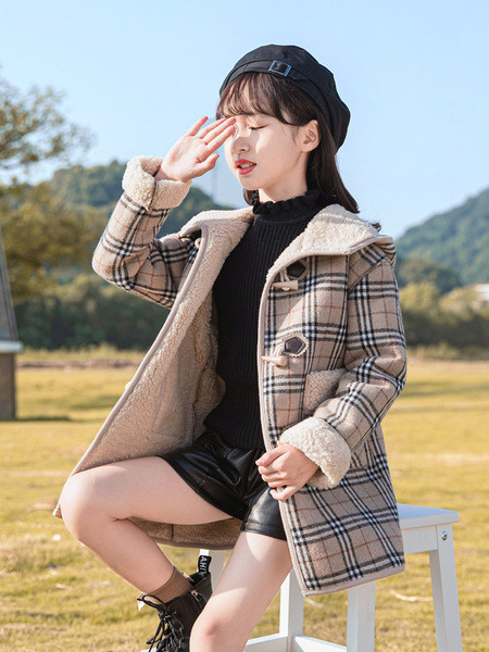 Pruuni värvi ja kapuutsiga ruuduline lastemantel