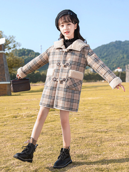 Pruuni värvi ja kapuutsiga ruuduline lastemantel