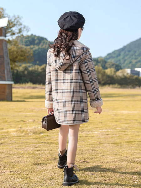 Pruuni värvi ja kapuutsiga ruuduline lastemantel