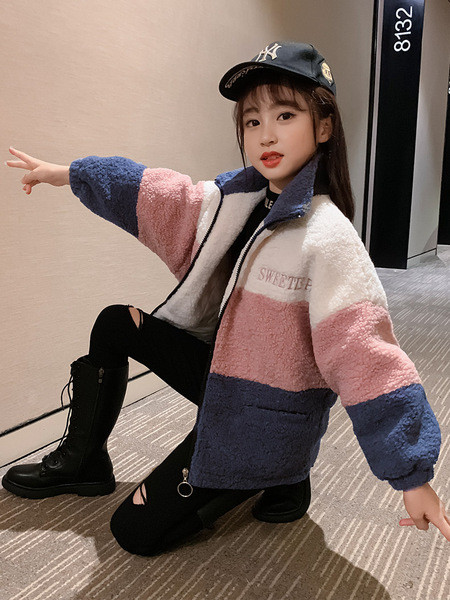 Laste vabaaja lukuga ja klassikalise kraega sulejope