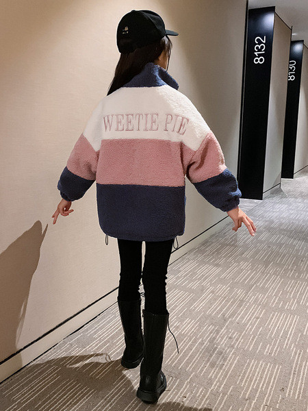 Laste vabaaja lukuga ja klassikalise kraega sulejope