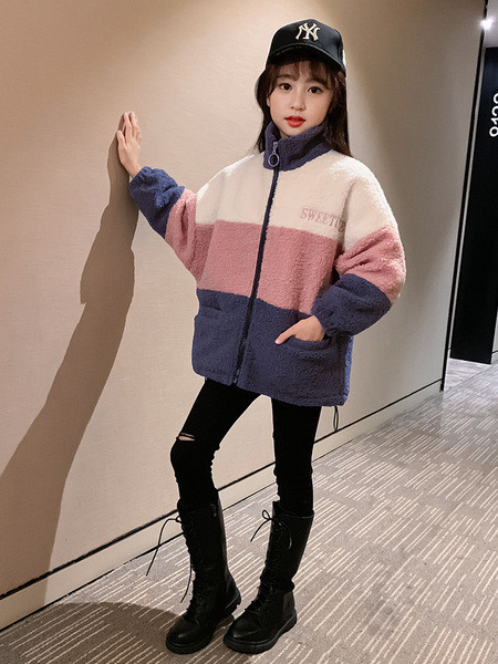 Laste vabaaja lukuga ja klassikalise kraega sulejope