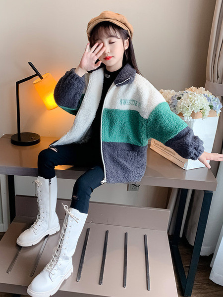 Laste vabaaja lukuga ja klassikalise kraega sulejope