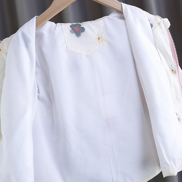 Moodne lillelise mustriga ja kapuutsiga laste jope