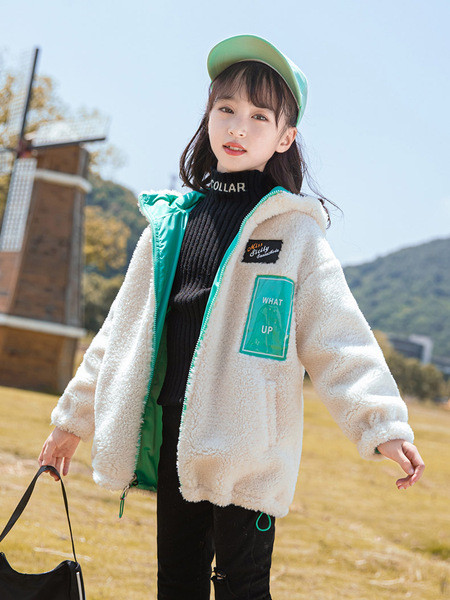 Tõmbluku ja kapuutsiga sulejope lastele - valget värvi