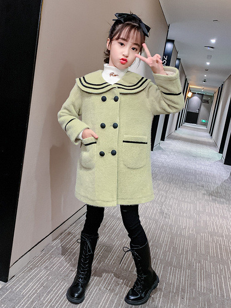 Nööpide ja taskutega lastemantel tüdrukutele