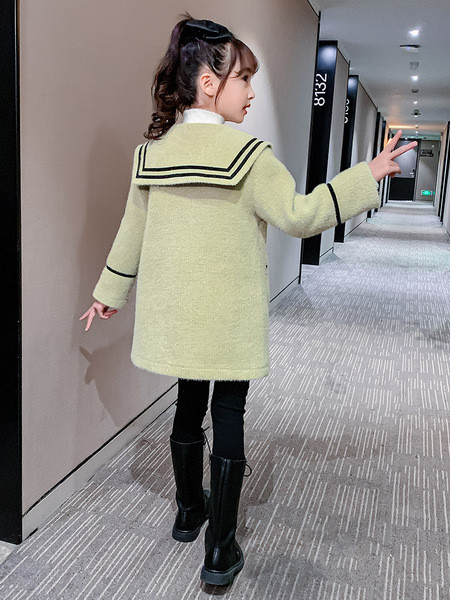 Nööpide ja taskutega lastemantel tüdrukutele