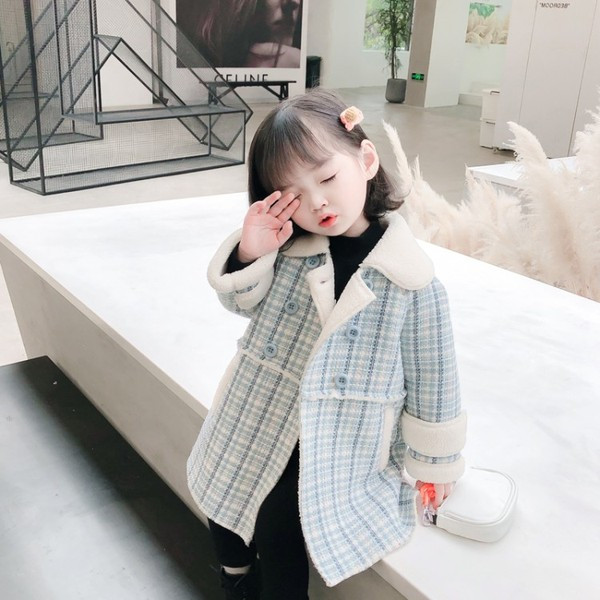 Ruuduline nööpide ja kraega lastemantel tüdrukutele