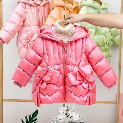 Kaasaegne laste talvejope, mille taskutes on 3D liblikas