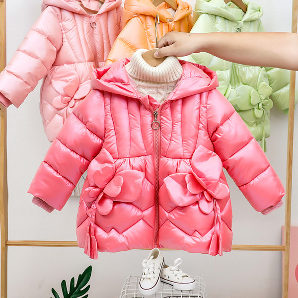 Kaasaegne laste talvejope, mille taskutes on 3D liblikas