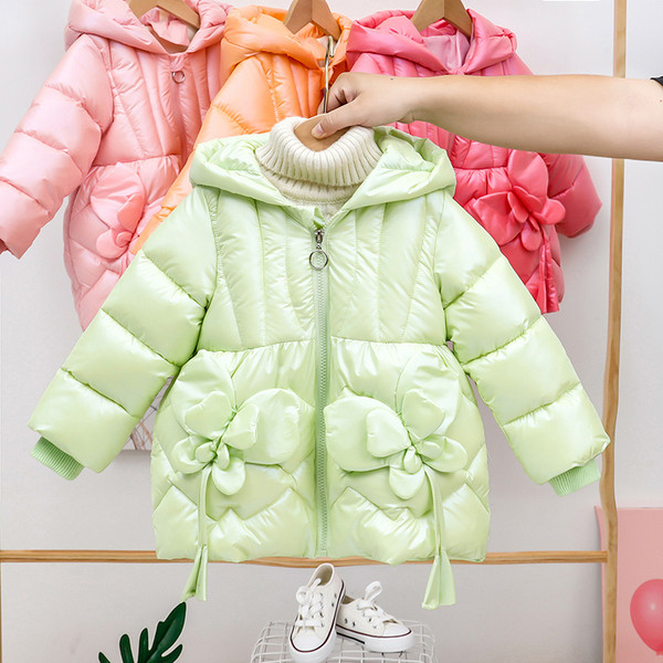 Kaasaegne laste talvejope, mille taskutes on 3D liblikas