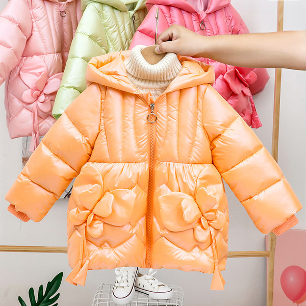 Kaasaegne laste talvejope, mille taskutes on 3D liblikas