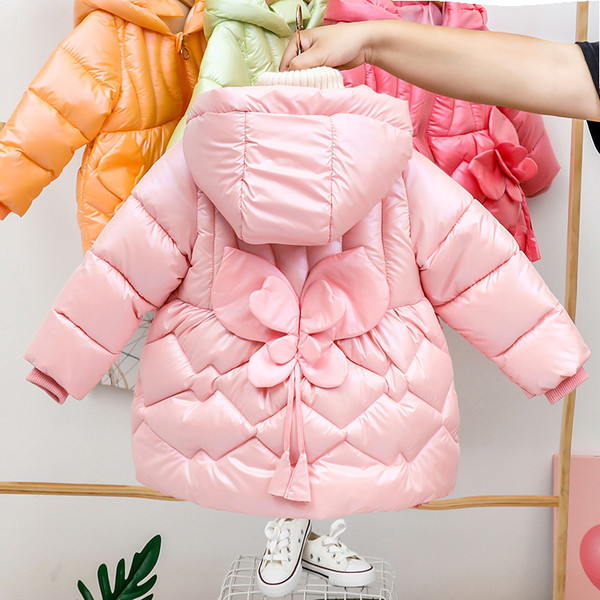 Kaasaegne laste talvejope, mille taskutes on 3D liblikas