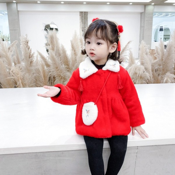 Kaasaegne krae ja nööpidega lastemantel tüdrukutele