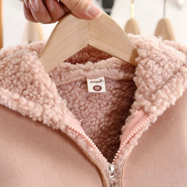 Dječja bunda s kapuljačom i šarenim natpisima