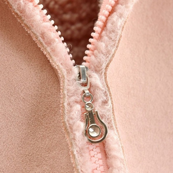 Dječja bunda s kapuljačom i šarenim natpisima