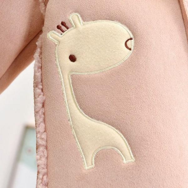 Dječja bunda s kapuljačom i šarenim natpisima