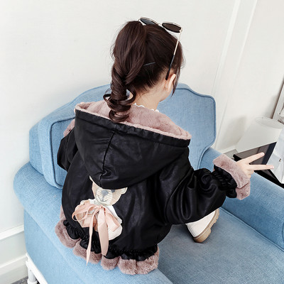 Moderni vaikiška striukė mergaitėms juodos spalvos su aplikacijomis