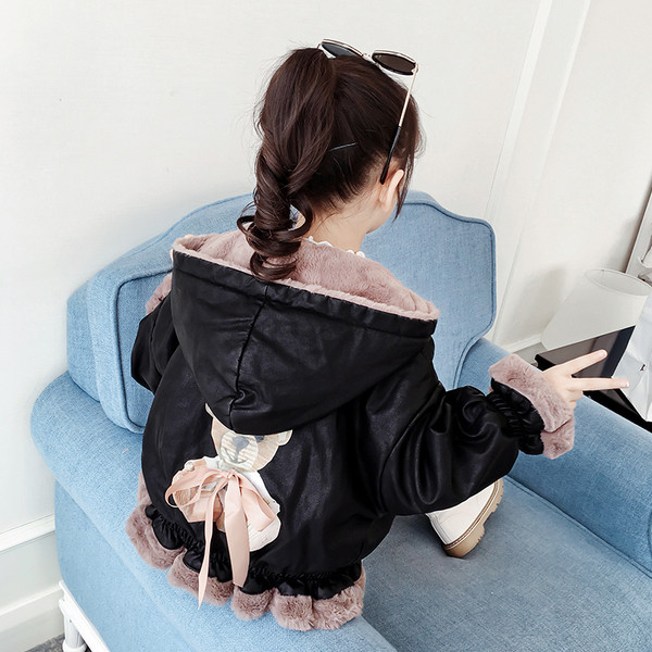 Moderni vaikiška striukė mergaitėms juodos spalvos su aplikacijomis