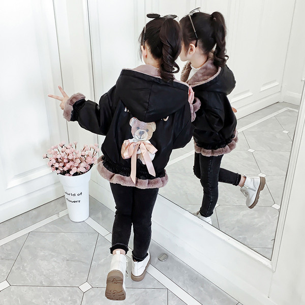 Moderni vaikiška striukė mergaitėms juodos spalvos su aplikacijomis