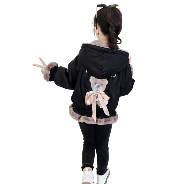 Moderni vaikiška striukė mergaitėms juodos spalvos su aplikacijomis