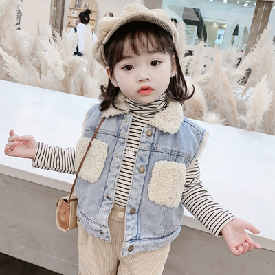 Γυναικείο γιλέκο με παιδικά τζιν με κουμπιά και γούνα