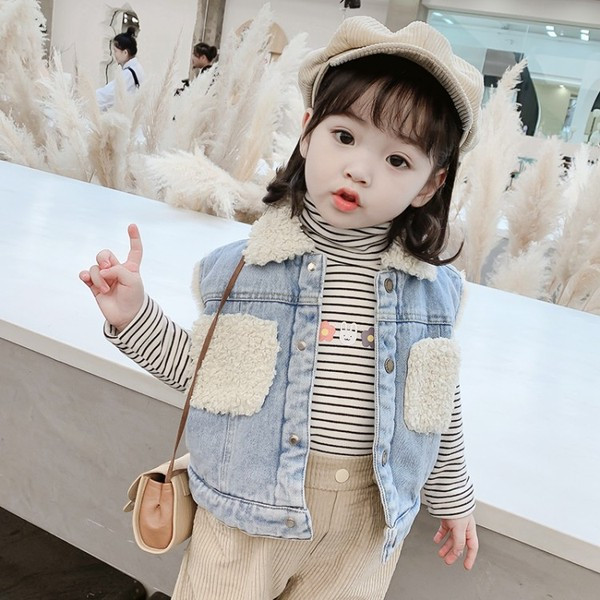 Γυναικείο γιλέκο με παιδικά τζιν με κουμπιά και γούνα