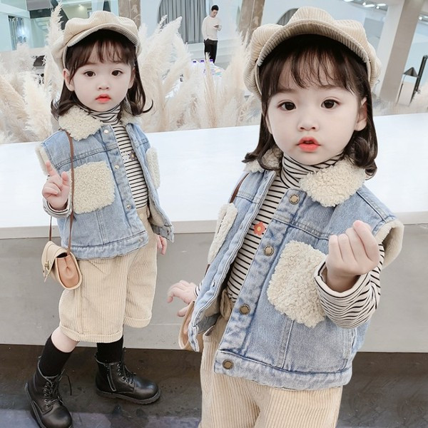 Γυναικείο γιλέκο με παιδικά τζιν με κουμπιά και γούνα