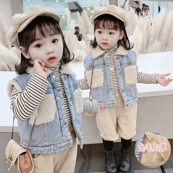 Γυναικείο γιλέκο με παιδικά τζιν με κουμπιά και γούνα