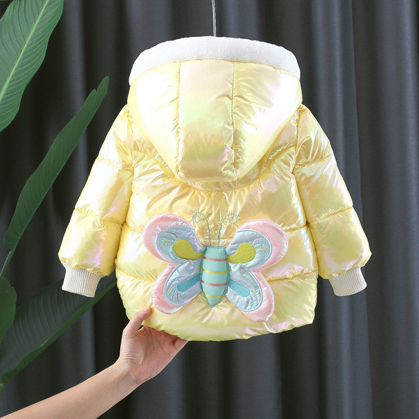 Uut mudelit laste talvejope seljas liblikaga