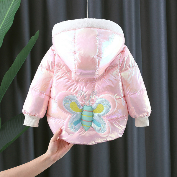 Uut mudelit laste talvejope seljas liblikaga