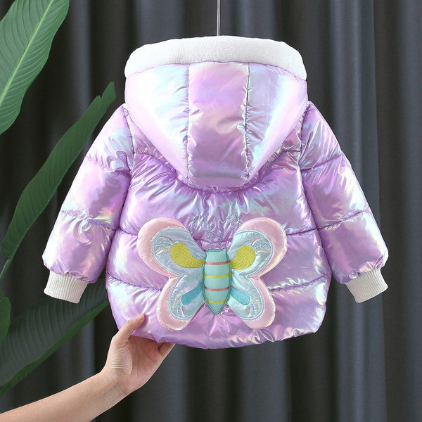 Uut mudelit laste talvejope seljas liblikaga