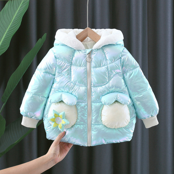 Uut mudelit laste talvejope seljas liblikaga