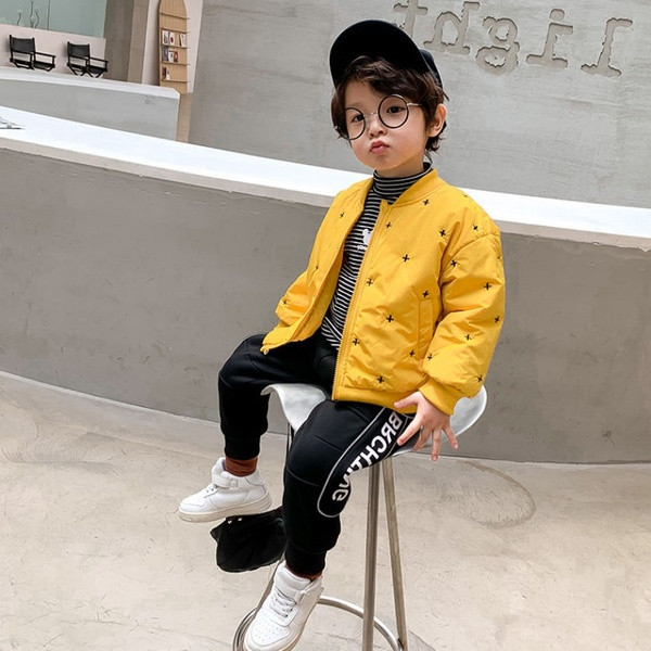 Tõmbluku ja tikandiga sügis-talvine jope poistele