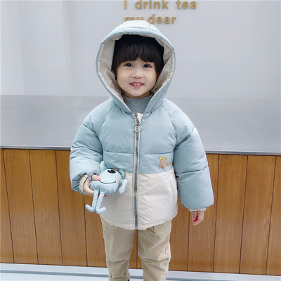 Kapuutsiga ja aksessuaariga laste jope poistele