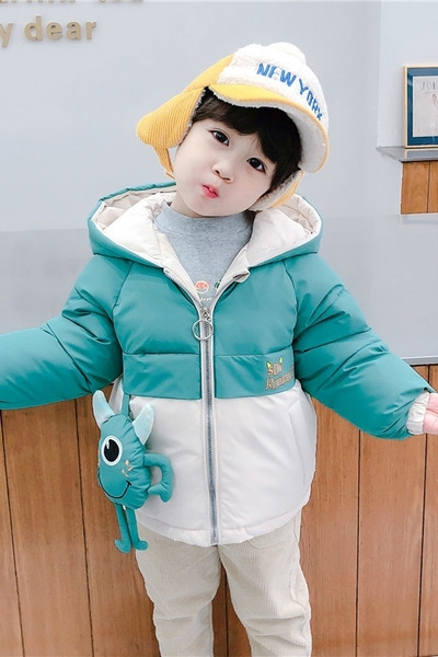 Kapuutsiga ja aksessuaariga laste jope poistele