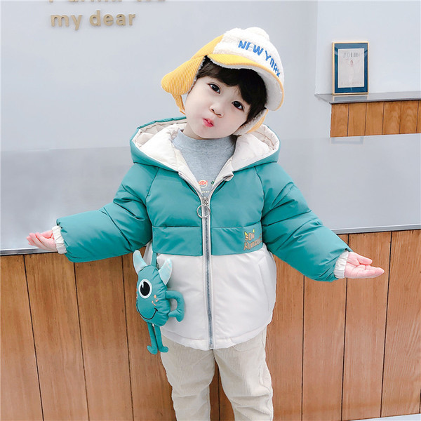 Kapuutsiga ja aksessuaariga laste jope poistele