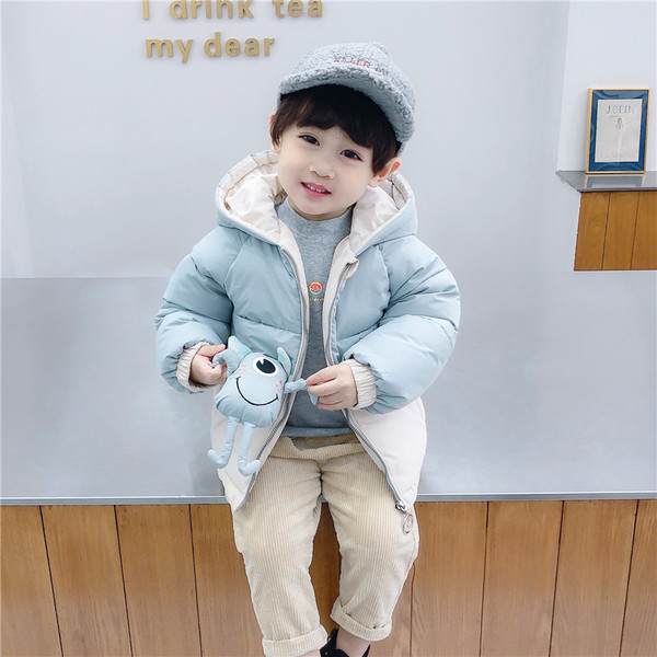 Kapuutsiga ja aksessuaariga laste jope poistele