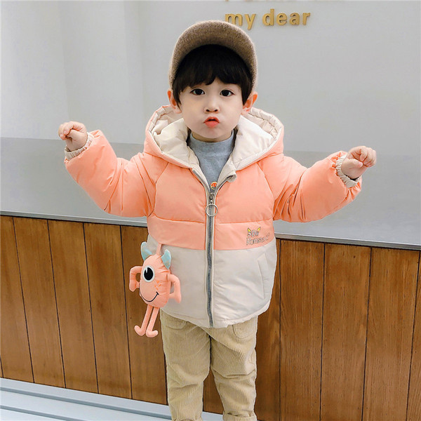 Kapuutsiga ja aksessuaariga laste jope poistele