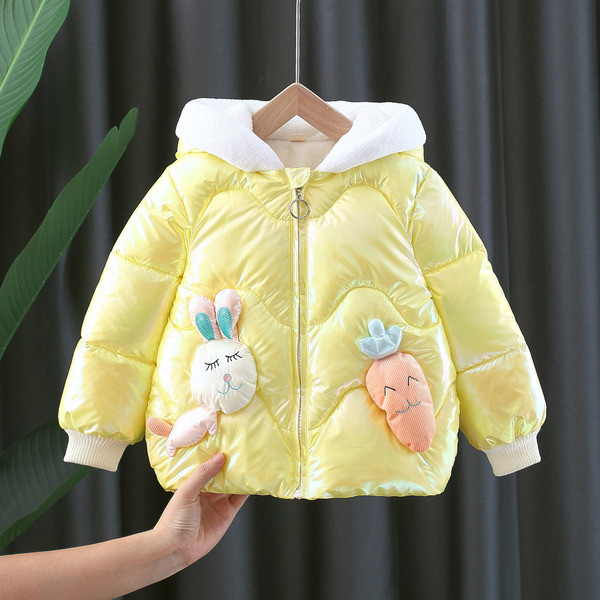 Moderna dječja zimska jakna s 3D elementom mrkve