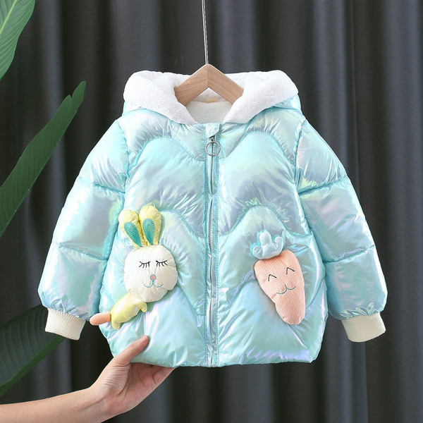 Moderna dječja zimska jakna s 3D elementom mrkve